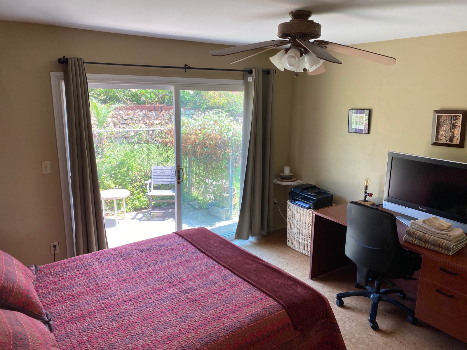 Ein 3-Schlafzimmer-Haus im Resort-Stil mit Pool und Blick aufs Meer.