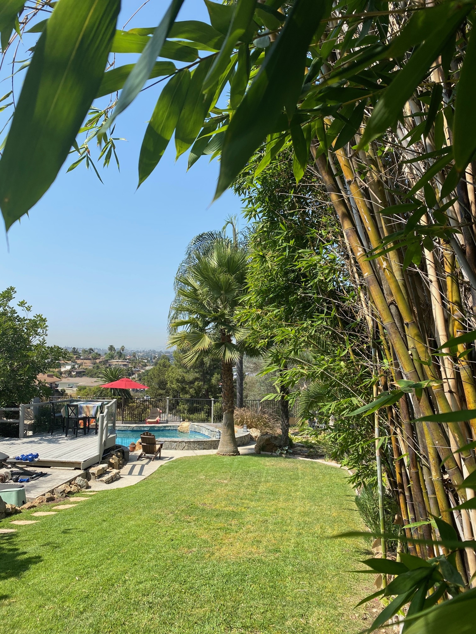 Ein 3-Schlafzimmer-Haus im Resort-Stil mit Pool und Blick aufs Meer.