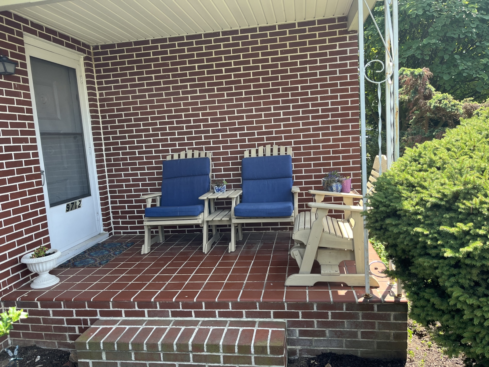 Lovely rancher w large backyard & gorgeous views of the countryside.