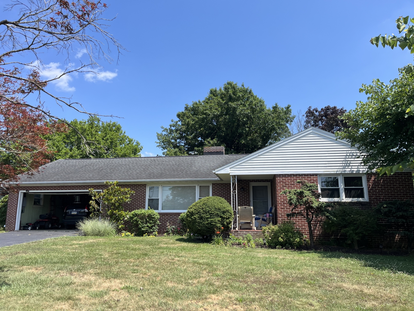 Lovely rancher w large backyard & gorgeous views of the countryside.