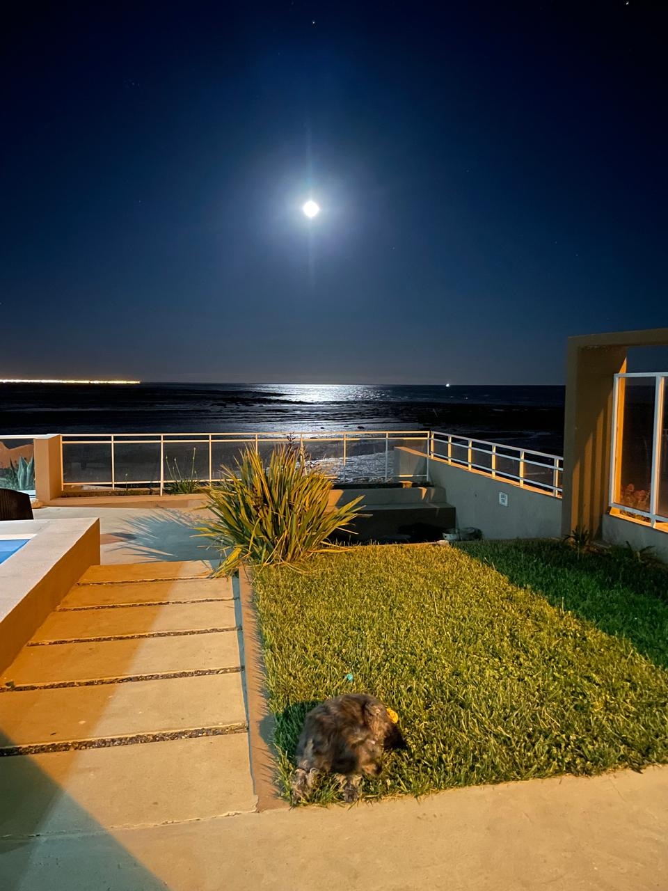 Pleine lune devant la maison