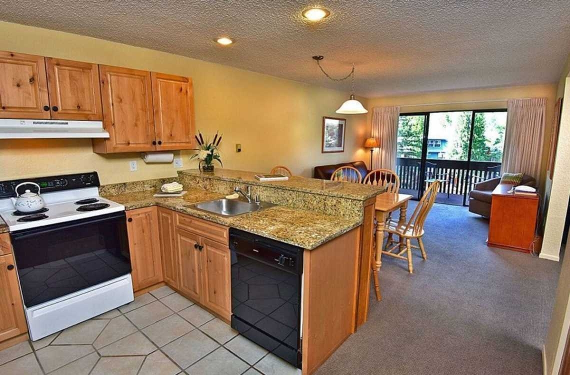 Quarto com cozinha equipada, sala de jantar e sala de estar com vista linda