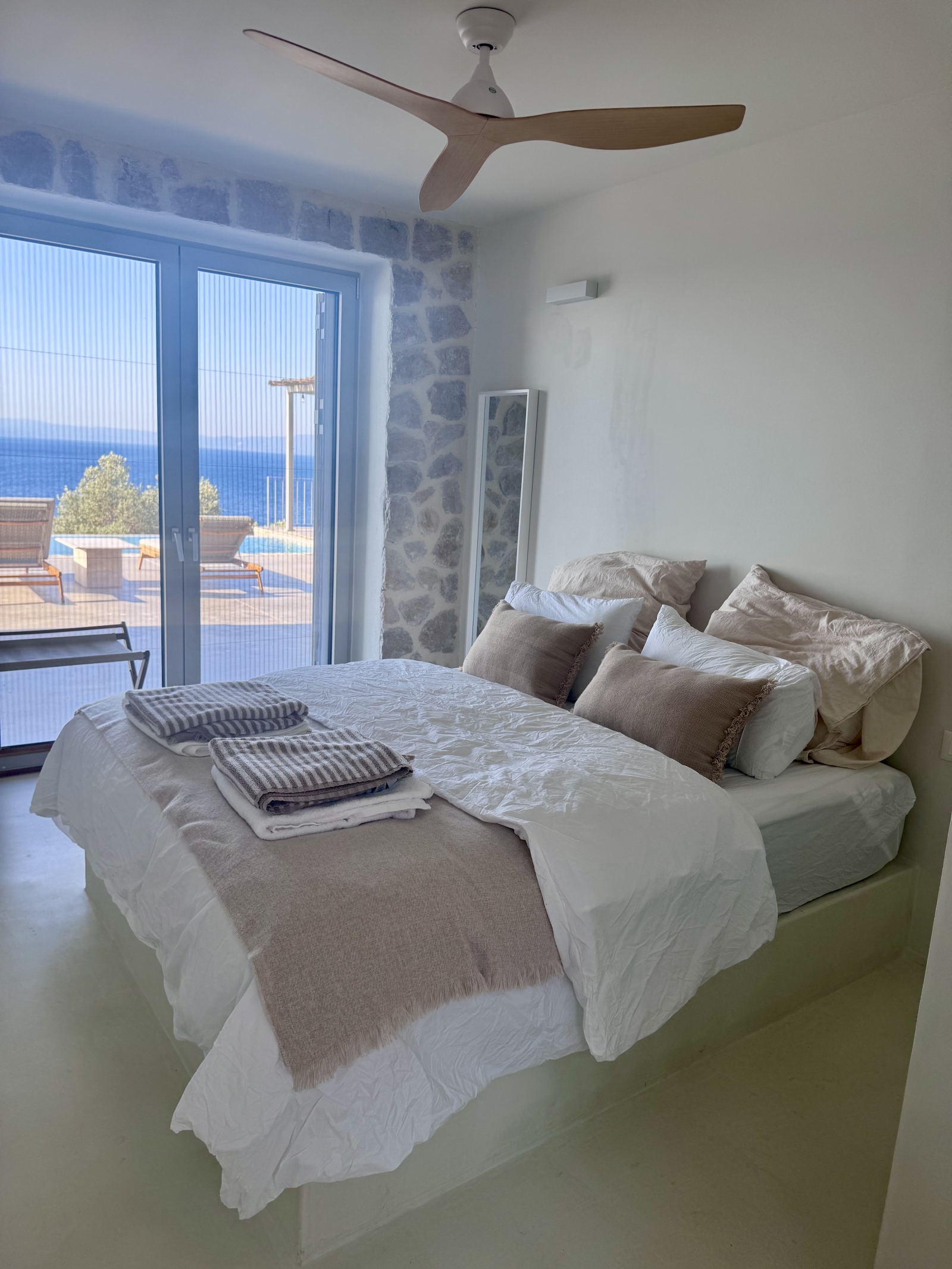 Waterfront Greek Villa with pool and private beach