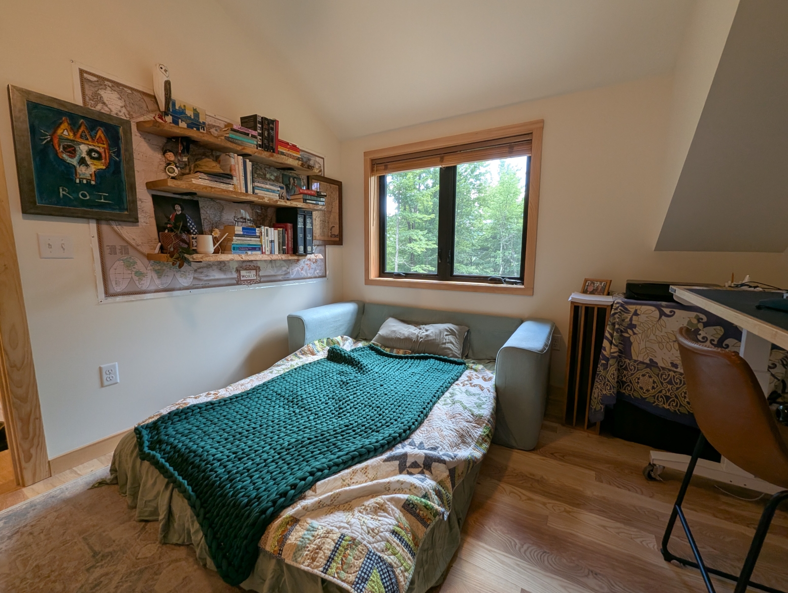 Very comfortable convertible queen bed