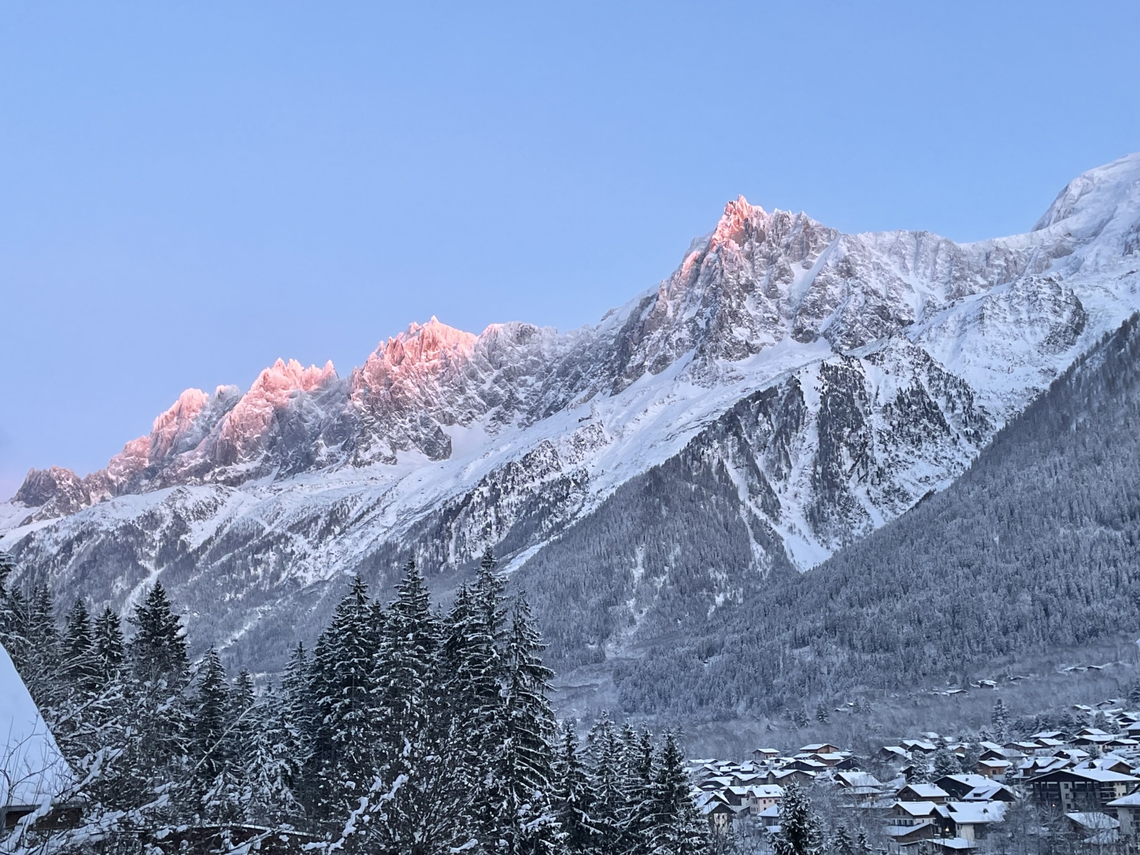 Chalet alpin moderne et lumineux