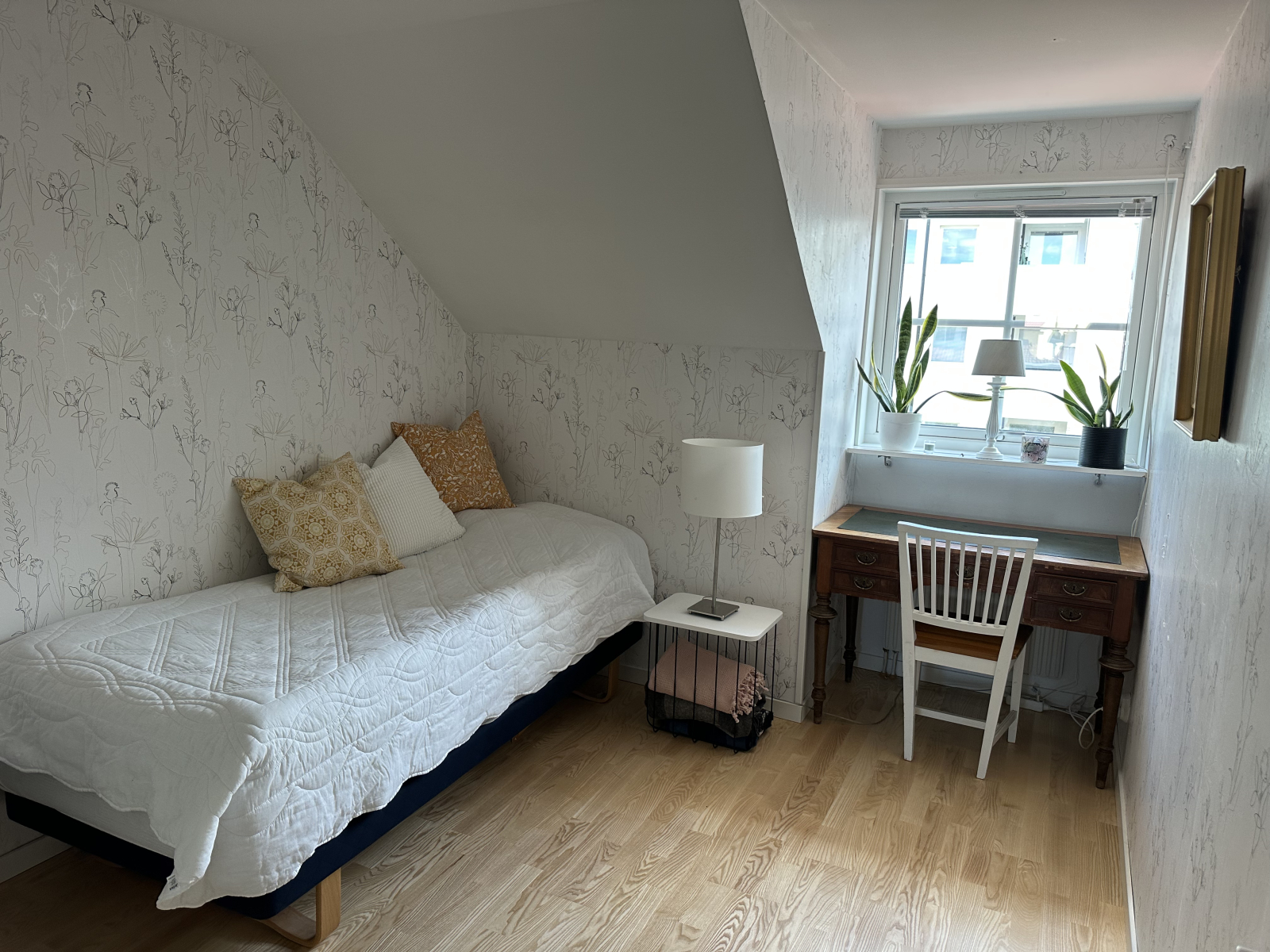 Das zweite Schlafzimmer mit einem Bett von 90x200 cm.