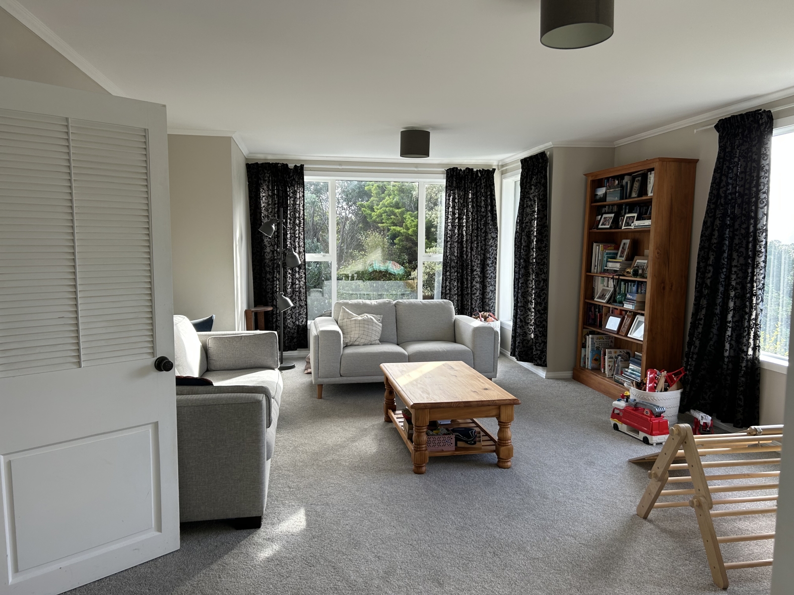 Separate lounge, adjacent to main bedroom
