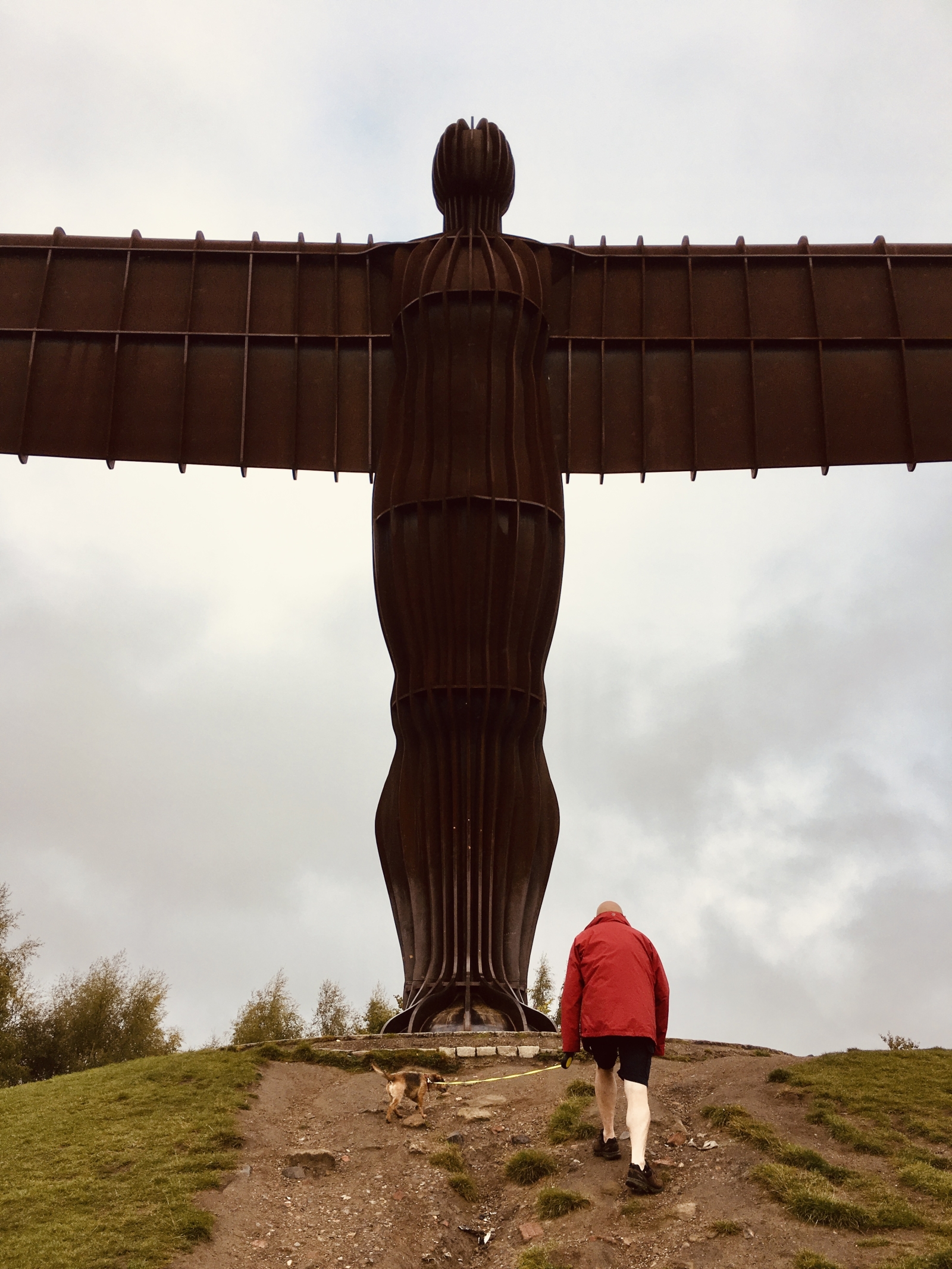 El Ángel del Norte, extendiendo brazos acogedores sobre la A1 mientras viajas hacia el norte, entrando en Gateshead y Newcastle.