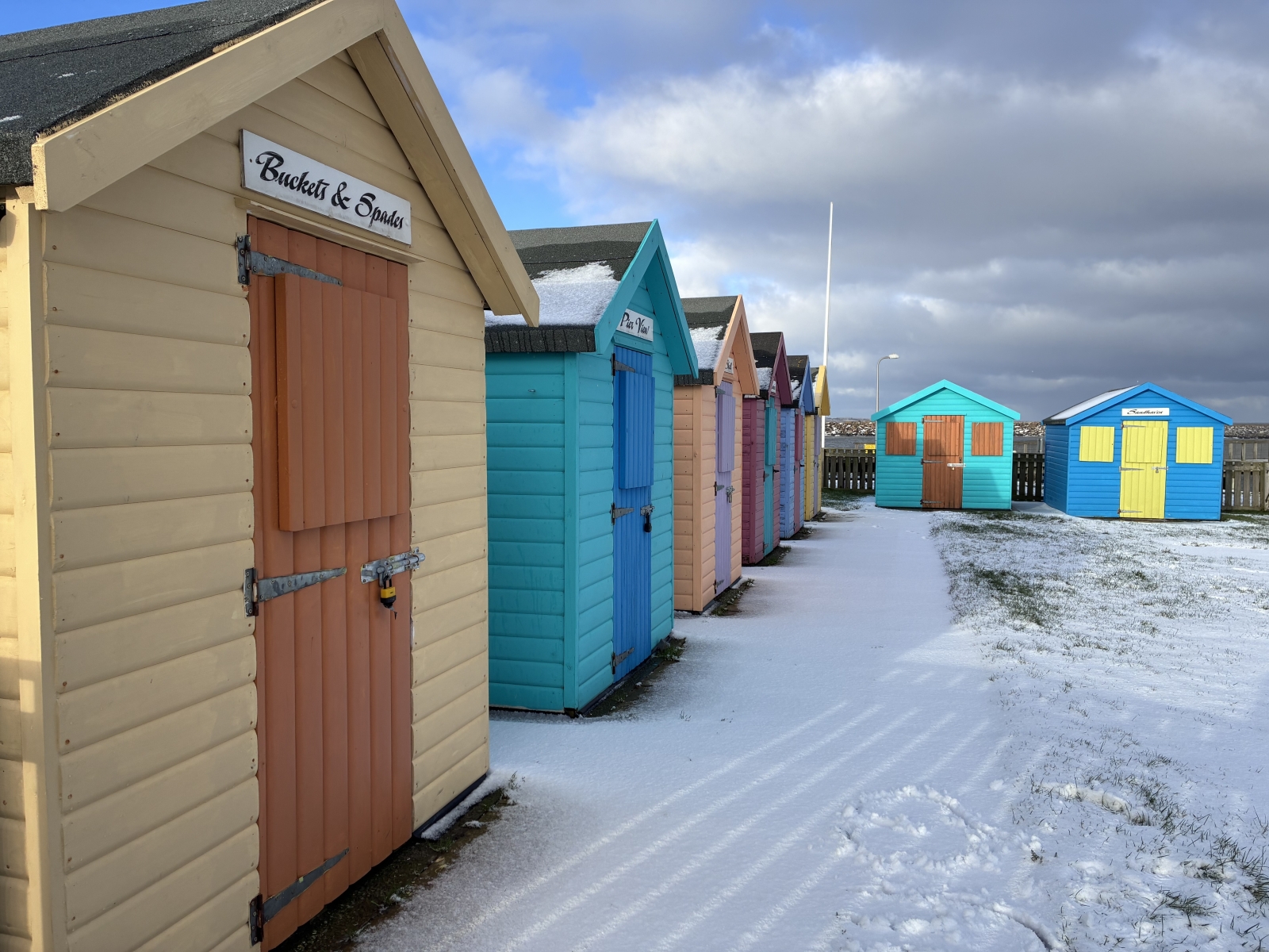 Cabañas de playa en la nieve.