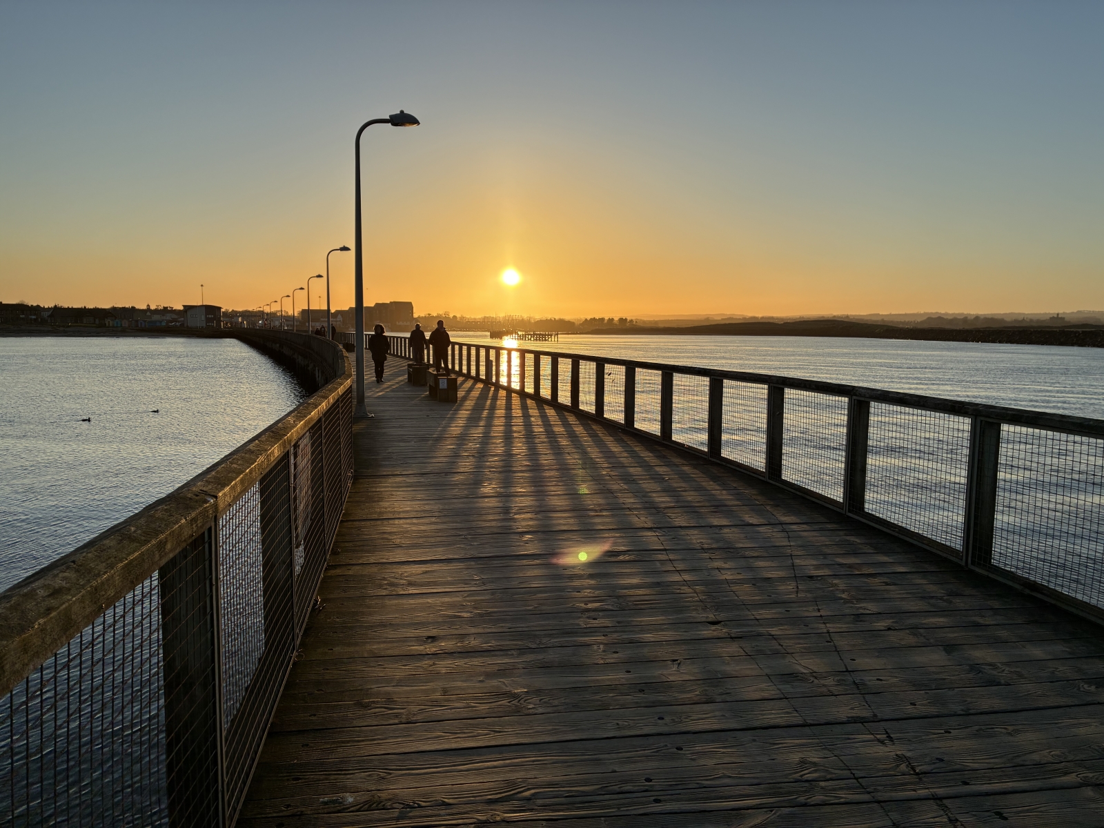 Muelle Amble que une el rompeolas. Un paseo suave y popular alrededor de la Pequeña Orilla.