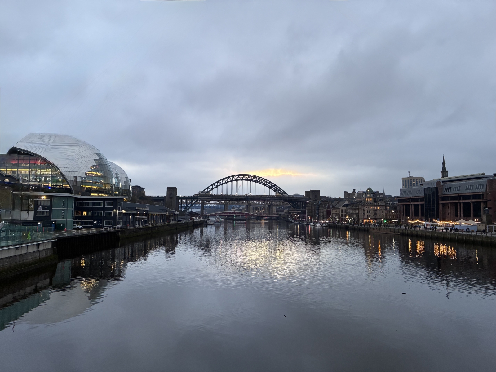 El puente del Tyne en Newcastle, con el Glasshouse en Gateshead y Newcastle Quayside enfrente.