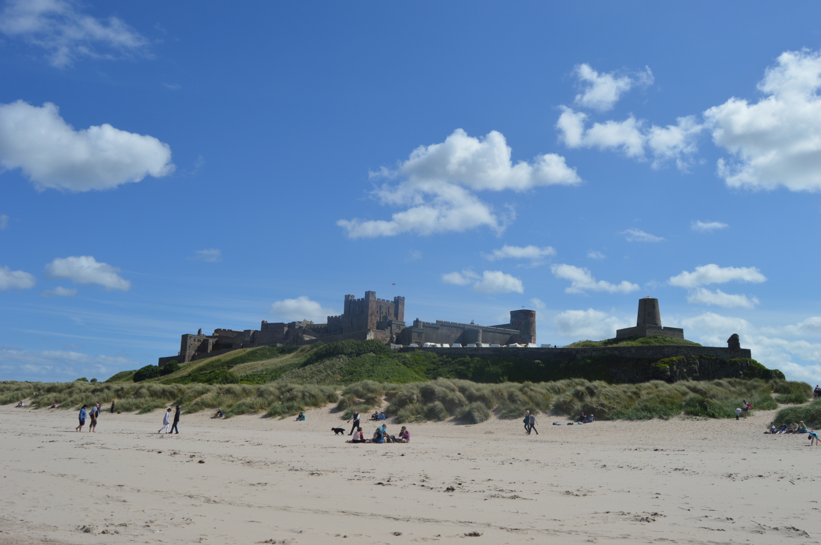 El castillo de Bamburgh desde la playa. Uno de los muchos castillos de la costa de Northumberland.
