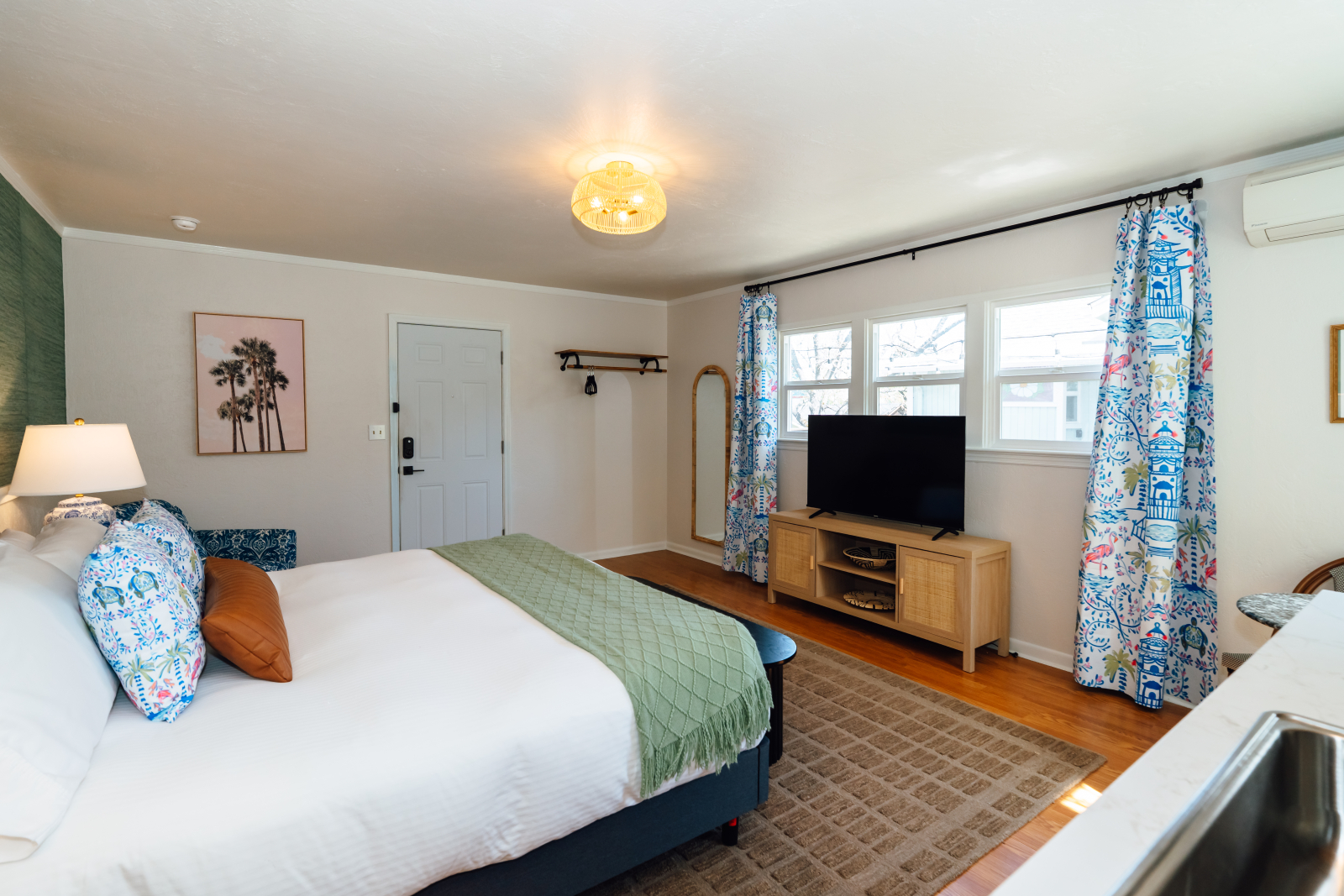 King Suite steps to downtown Ashland