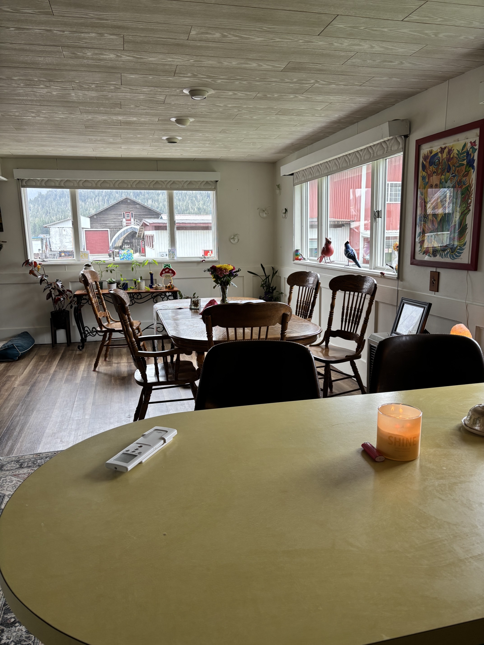 Verspieltes Zuhause in einer kleinen Fischerstadt