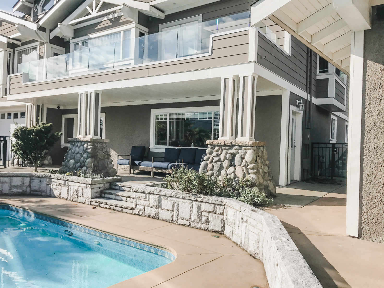 Fuga a Deep Cove – Avventure in Montagna, Oceano e Città