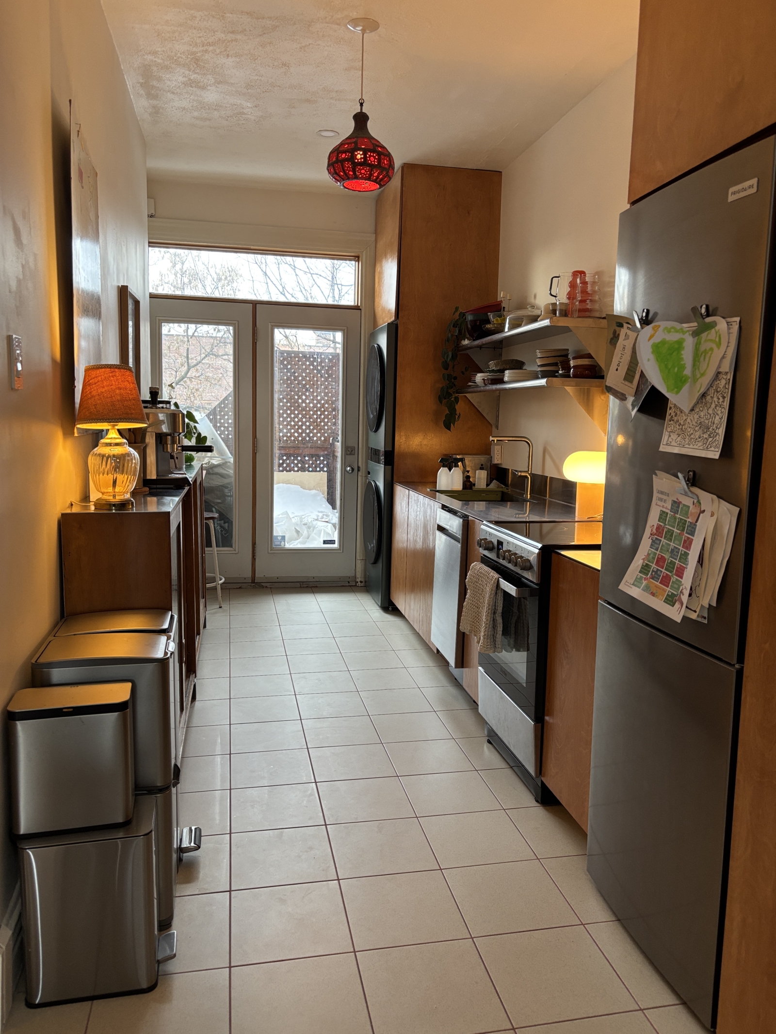 Beautiful typical Mile End apartment, bright and full of love!