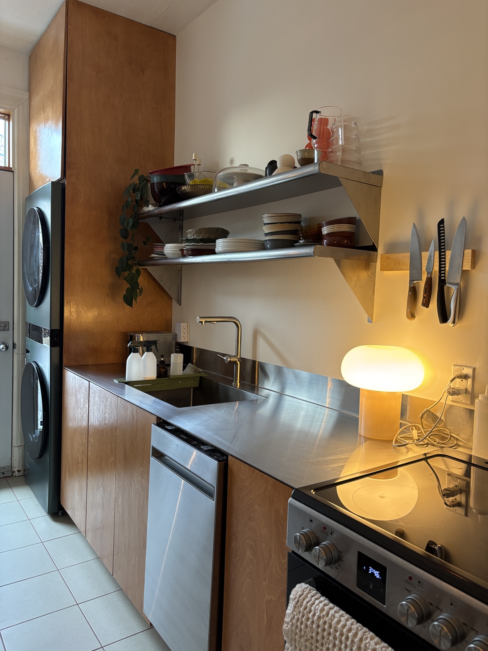 Beautiful typical Mile End apartment, bright and full of love!