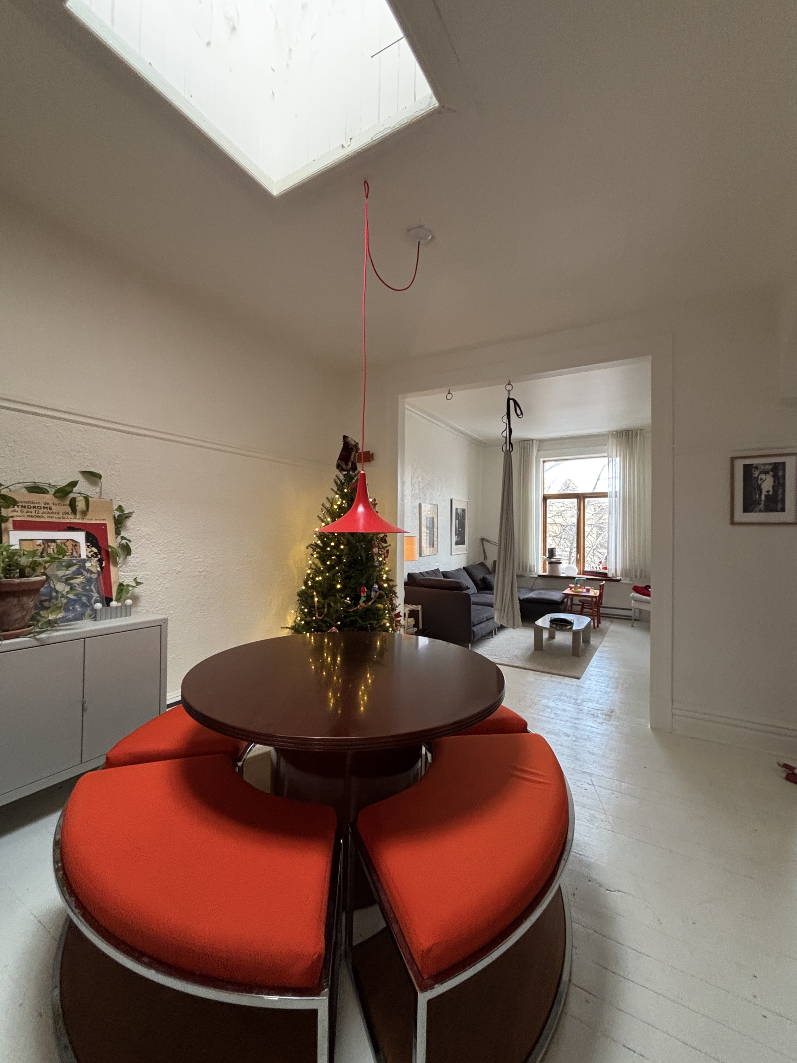 Beautiful typical Mile End apartment, bright and full of love!