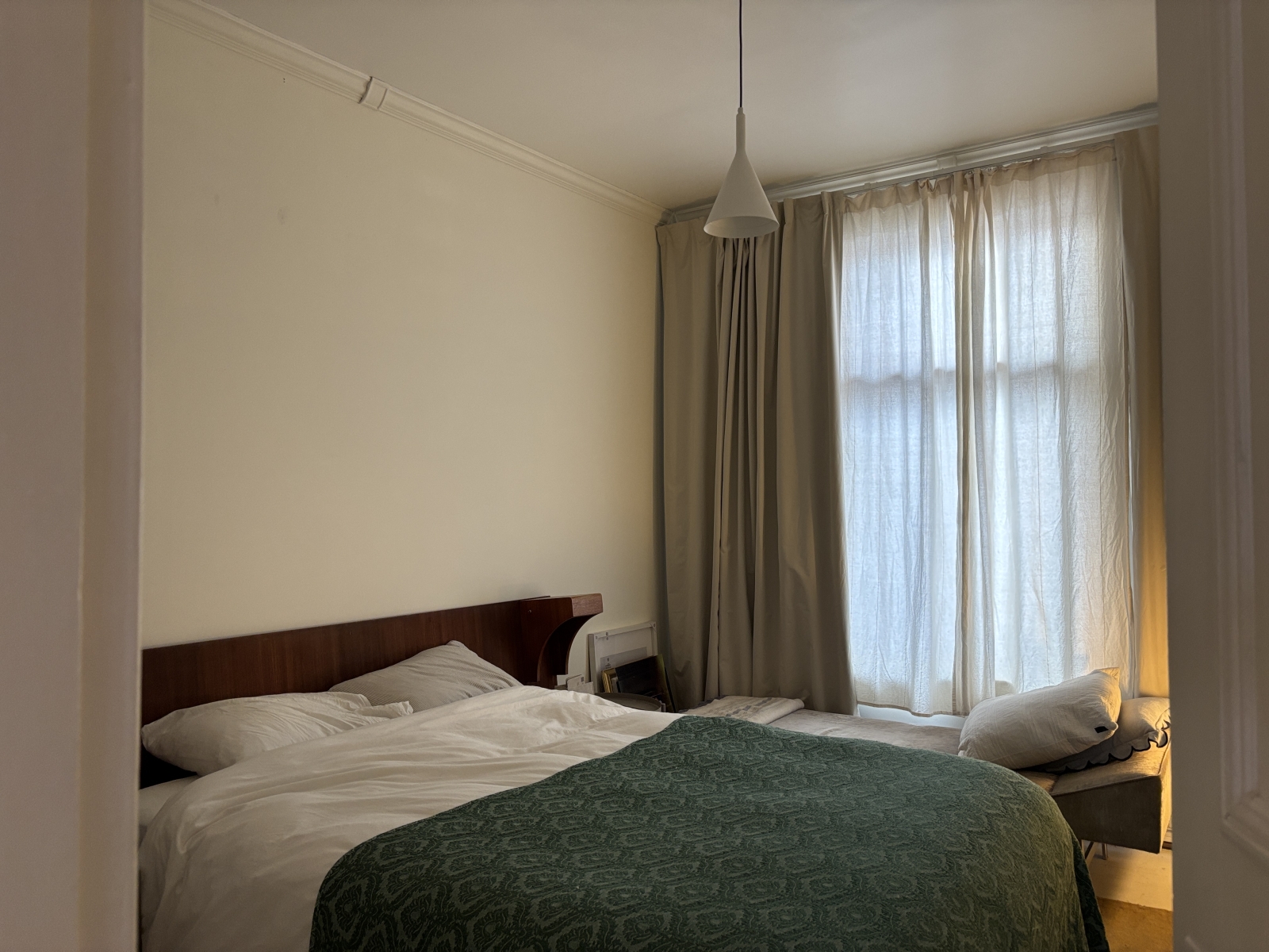 Beautiful typical Mile End apartment, bright and full of love!
