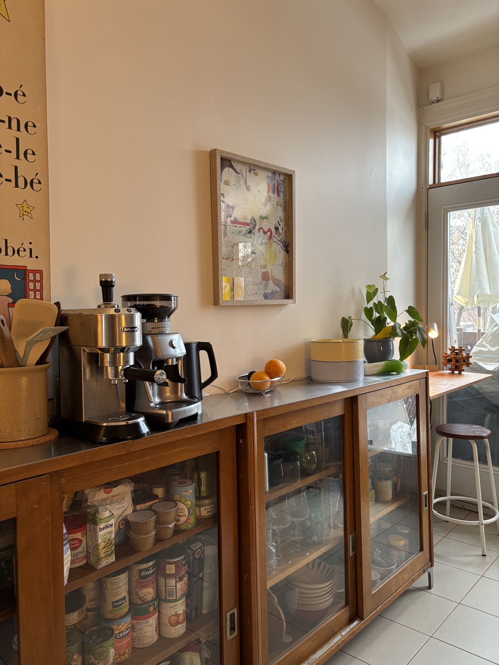 Beautiful typical Mile End apartment, bright and full of love!