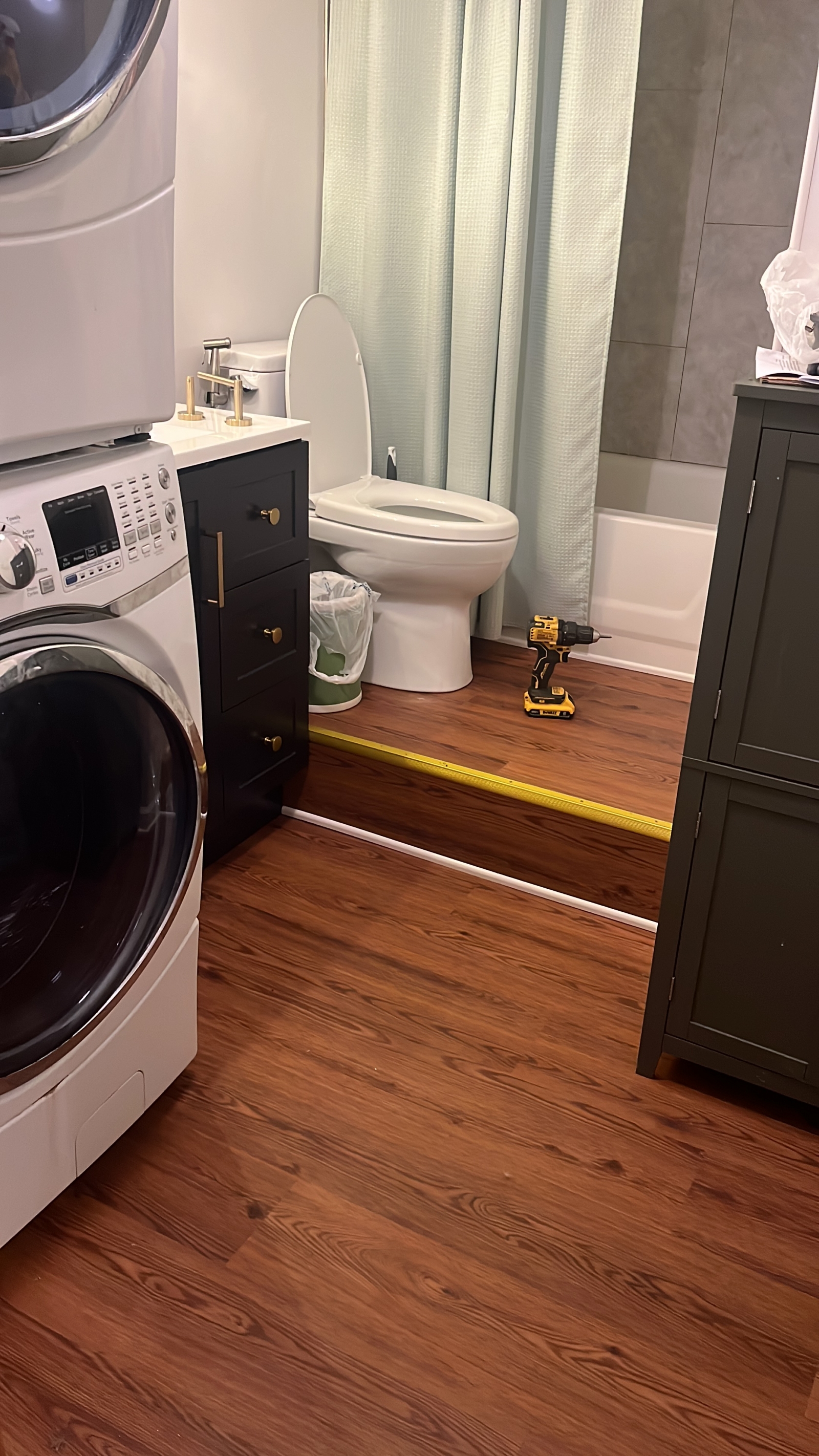 Bagno recentemente ristrutturato con vasca