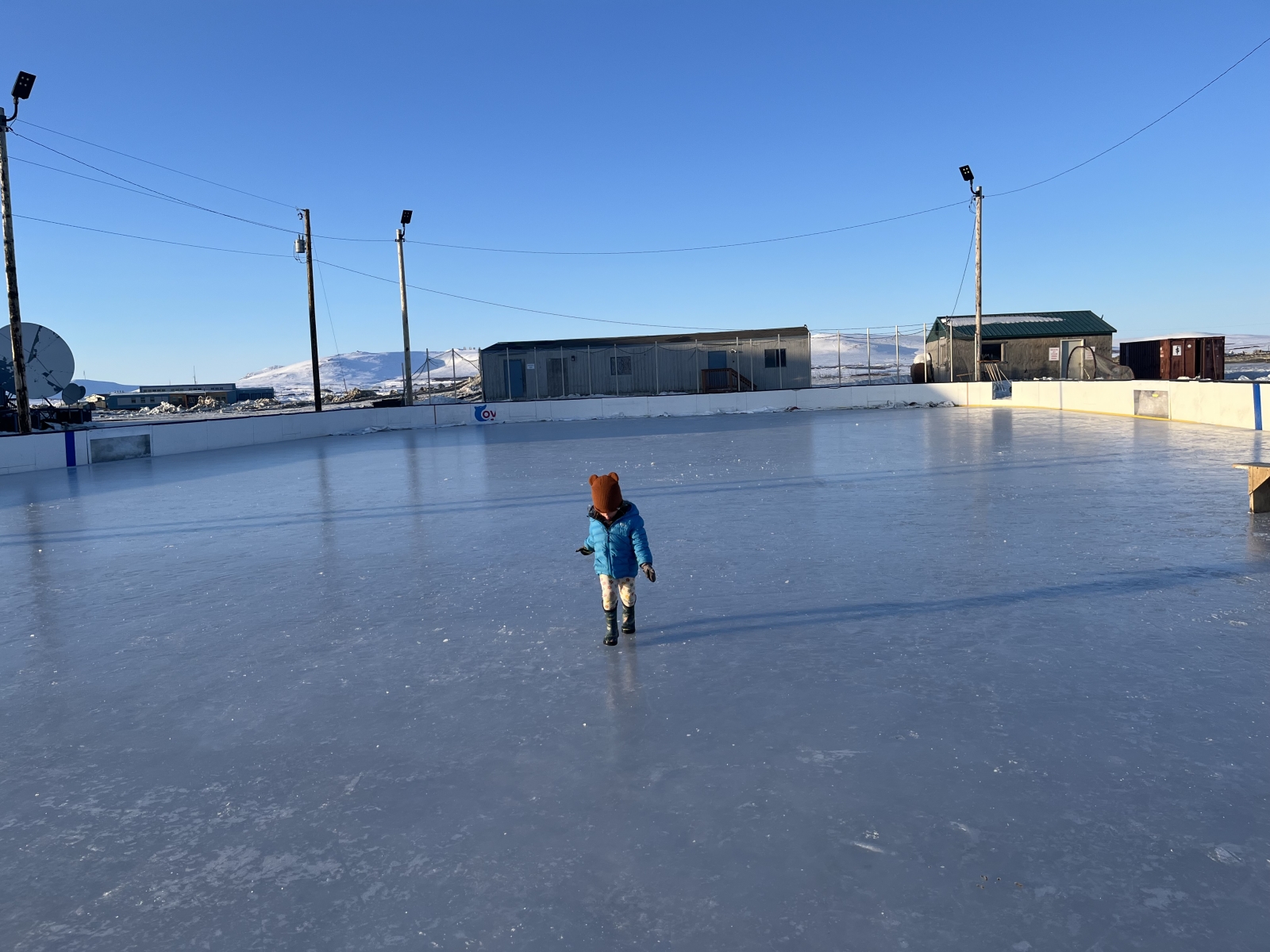 La pista di ghiaccio viene mantenuta tra dicembre e marzo/aprile, accanto al centro ricreativo che dispone di una pista da bowling a 6 corsie, sport ricreativi come pallavolo, pickleball, calcio e basket, e un centro fitness