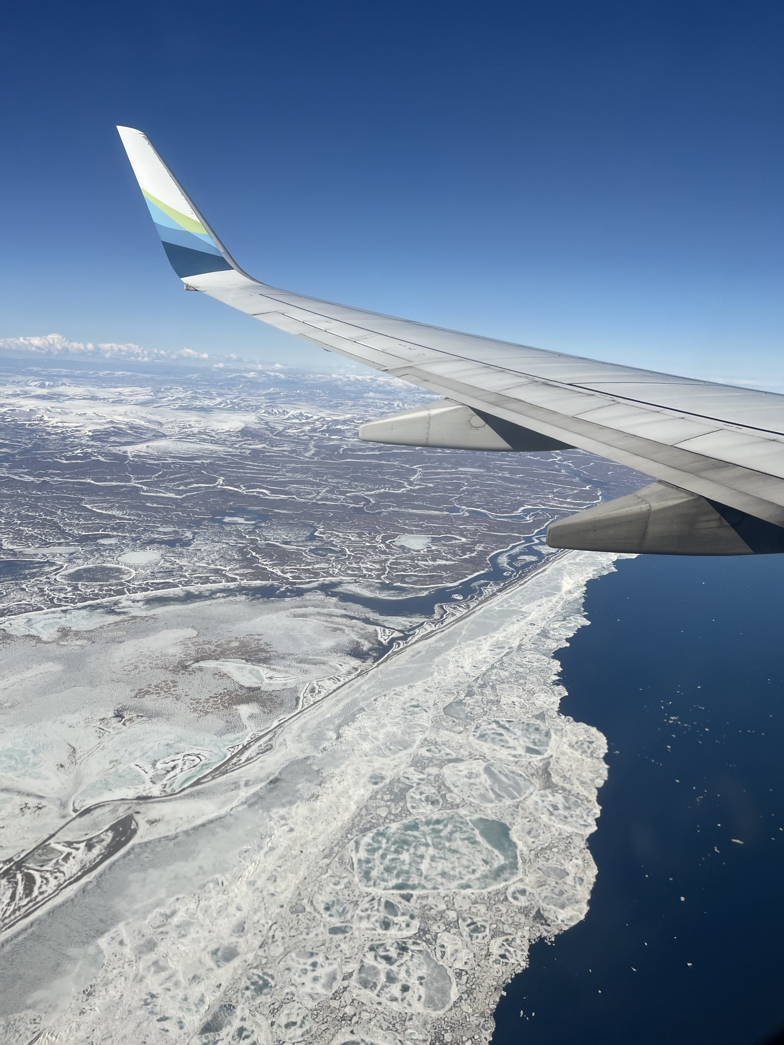 Volando verso Anchorage, a qualche miglio lungo la costa dal centro città