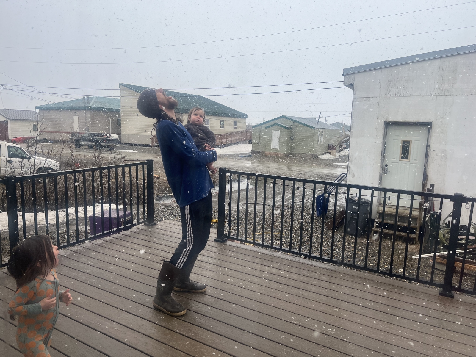 Catturare i fiocchi di neve all'inizio di giugno sul portico