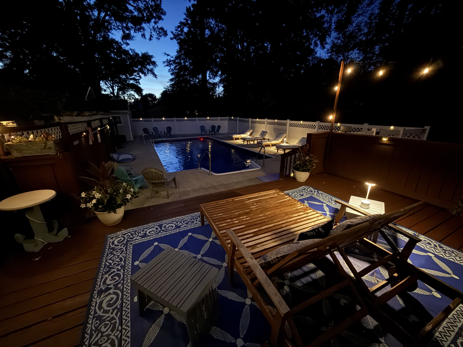 Casa única com varanda envolvente.
