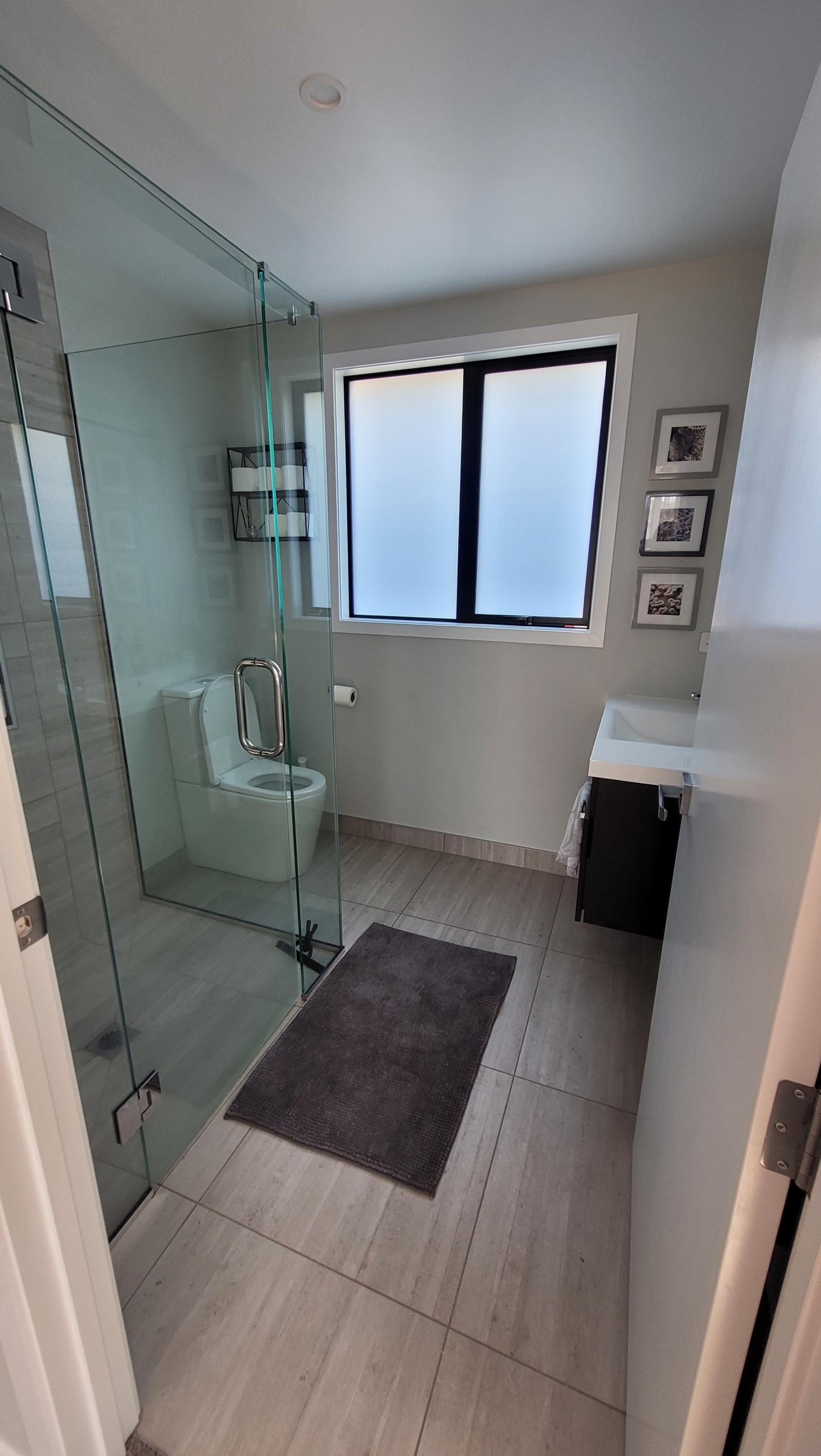 Maison moderne compacte dans un endroit calme et sécurisé.
