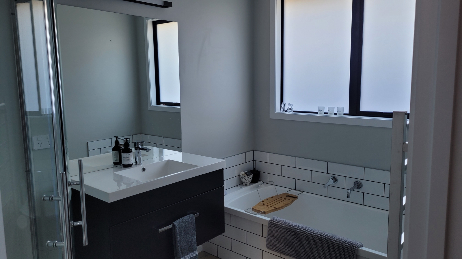 Maison moderne compacte dans un endroit calme et sécurisé.
