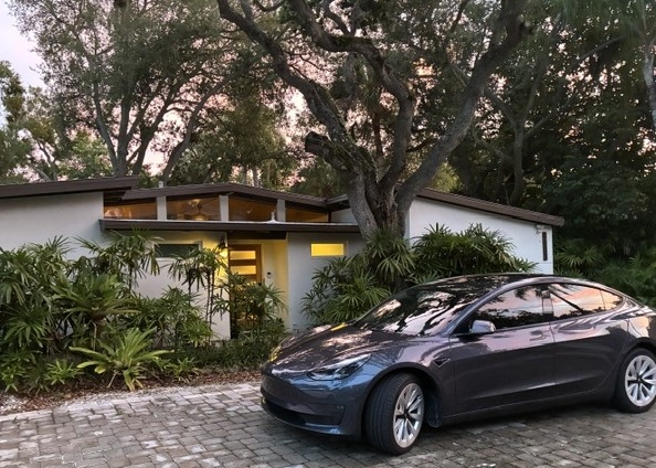 Casa moderna di metà secolo fresca in un'ambientazione tropicale rigogliosa