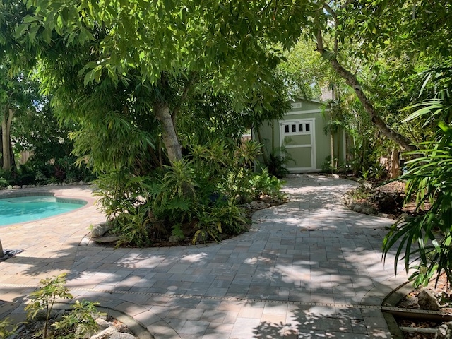Casa moderna di metà secolo fresca in un'ambientazione tropicale rigogliosa