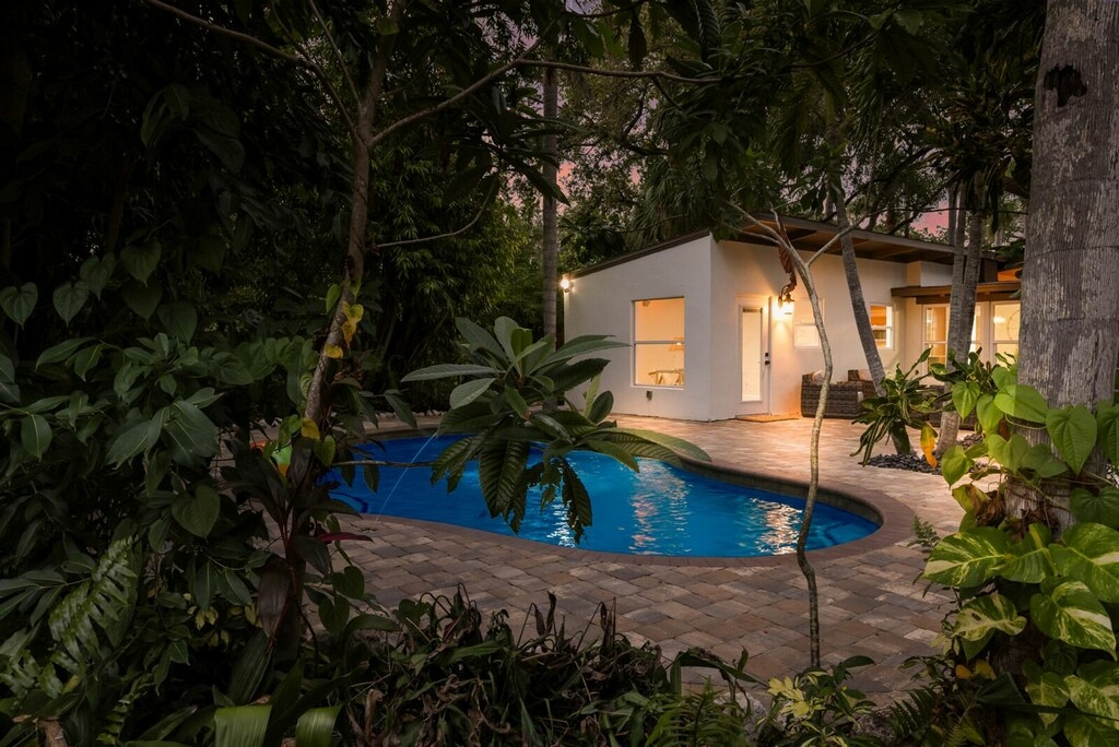 Casa moderna di metà secolo fresca in un'ambientazione tropicale rigogliosa