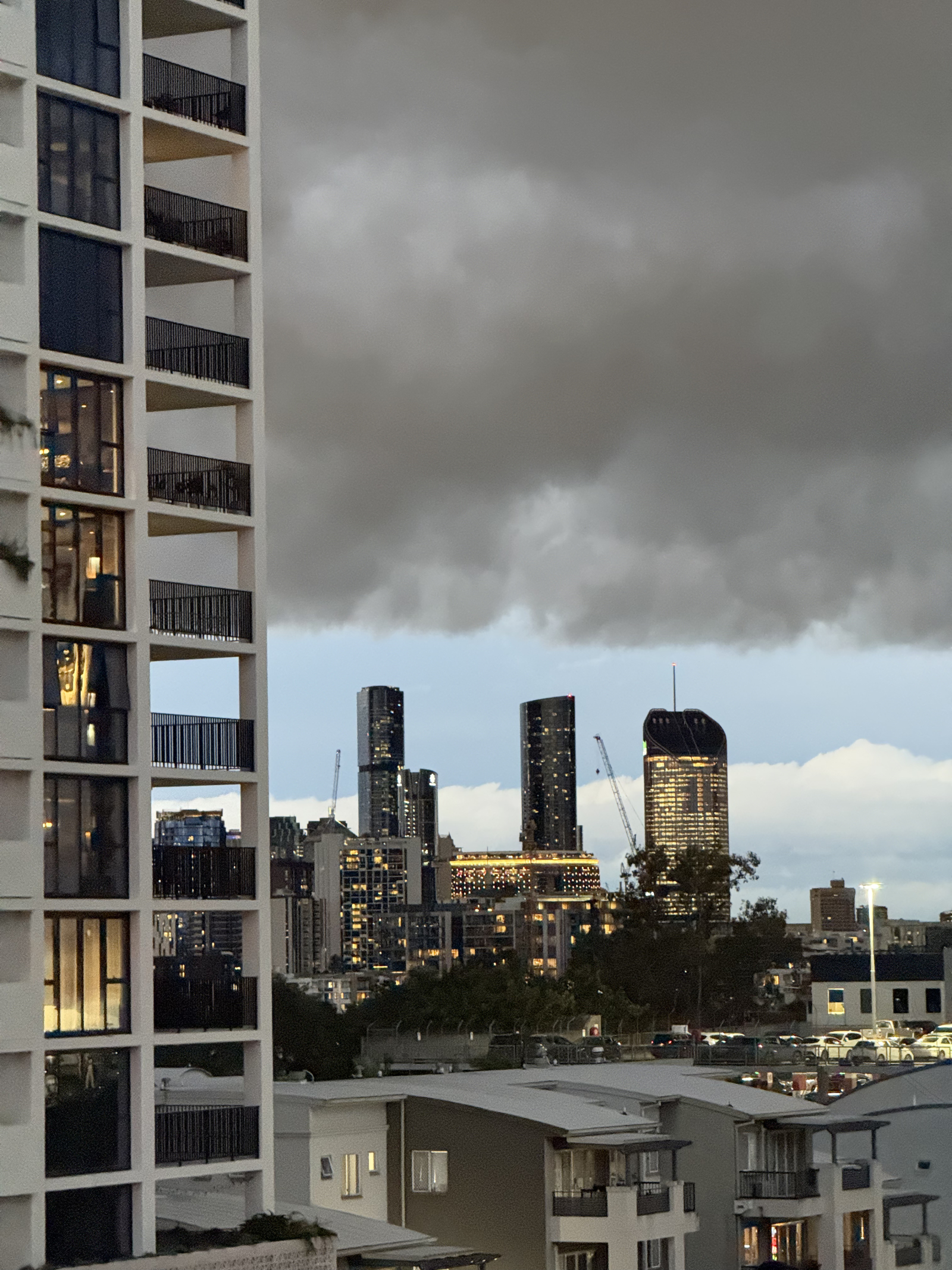 Clean modern apartment 10 min from CBD