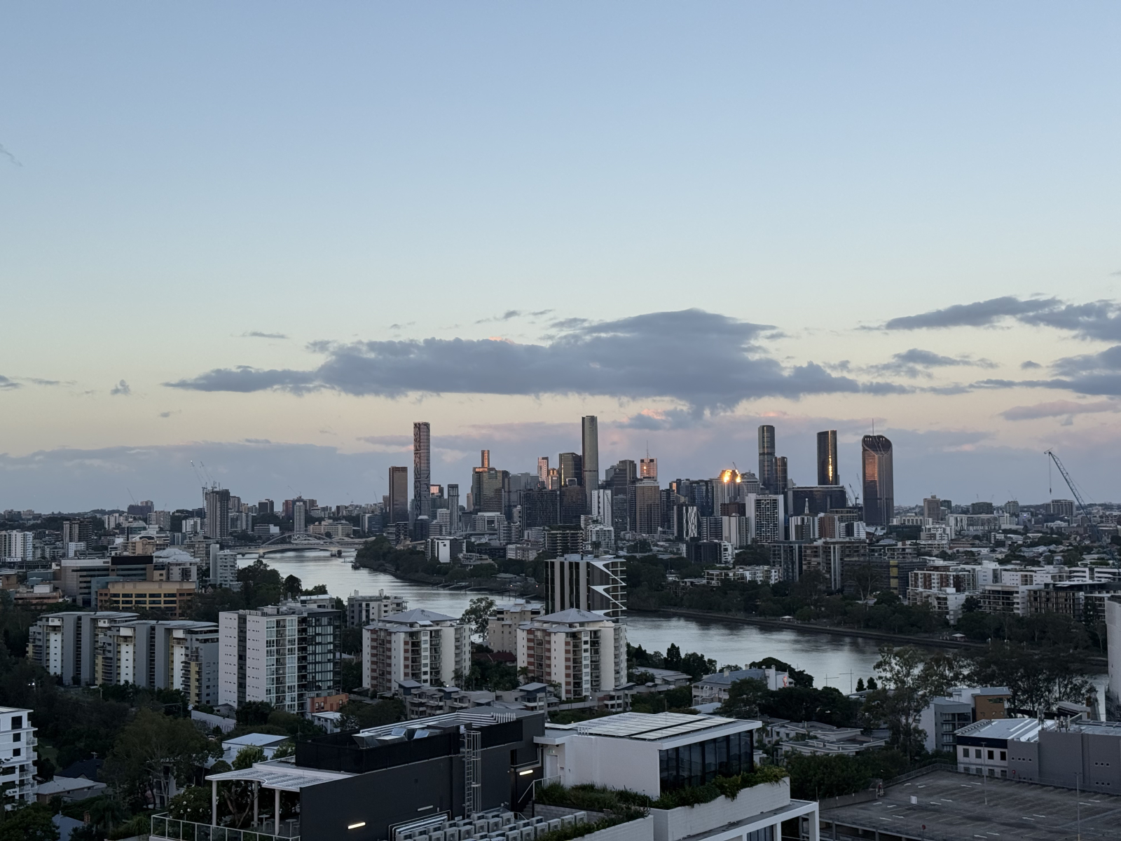 Clean modern apartment 10 min from CBD