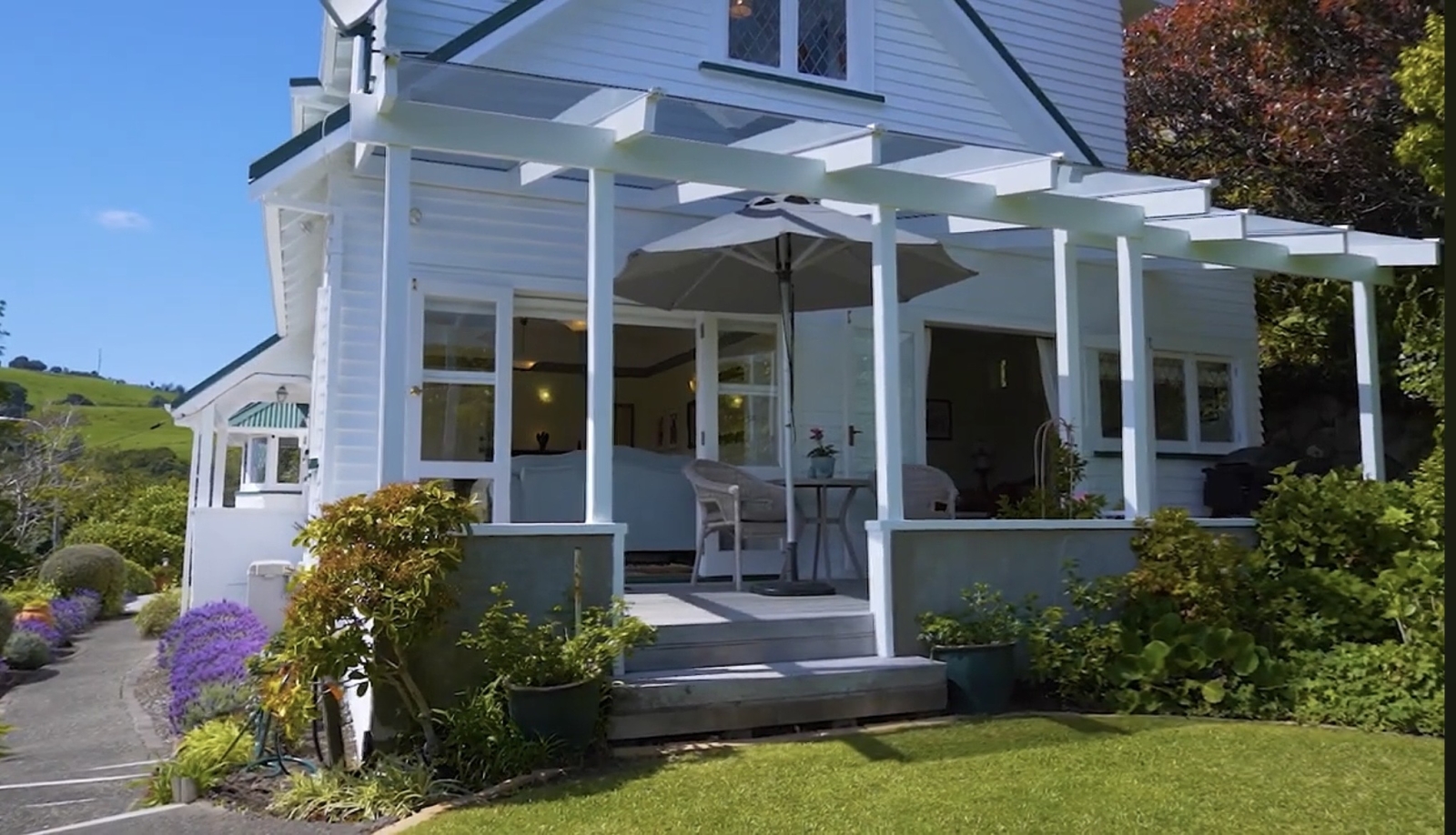 Sunny home… 4 minutes drive to New Zealand’s best Family Friendly Beach, with ocean views, native birds and a playground!