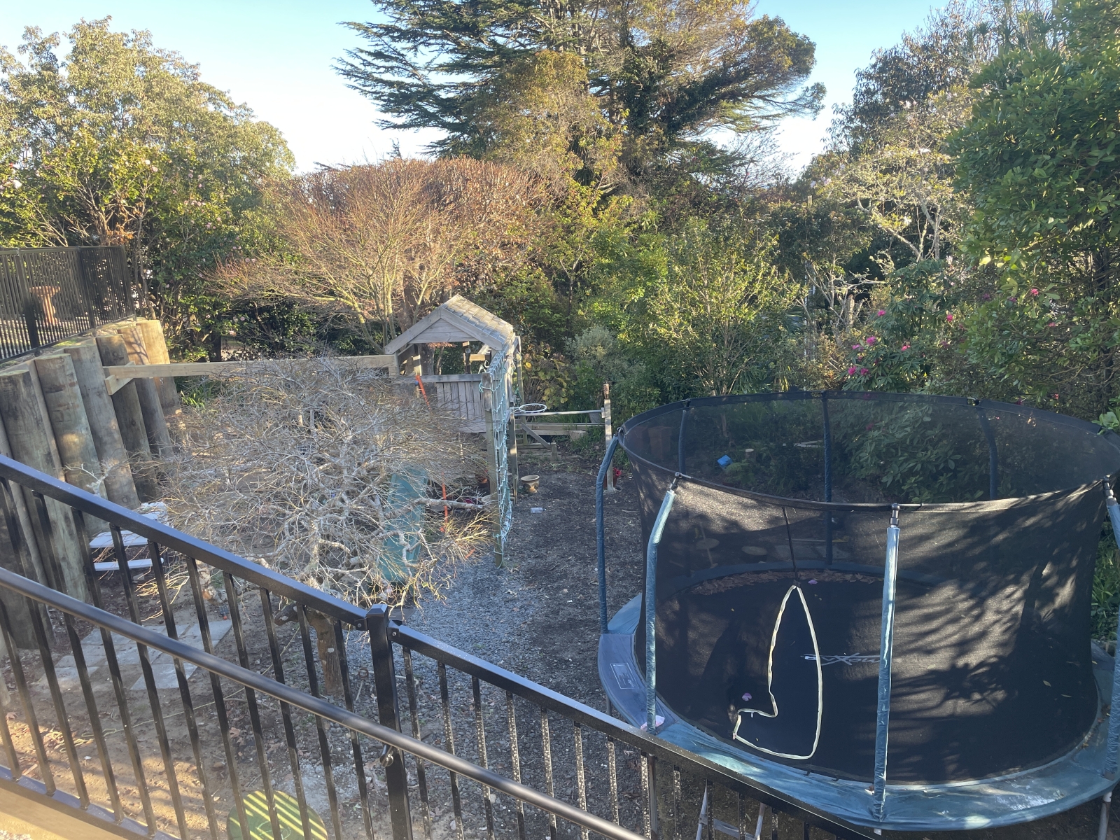 Sunny home… 4 minutes drive to New Zealand’s best Family Friendly Beach, with ocean views, native birds and a playground!