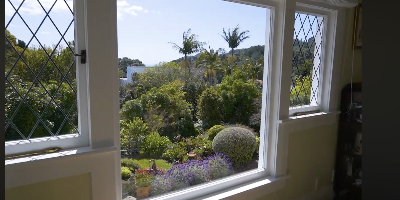 Sunny home… 4 minutes drive to New Zealand’s best Family Friendly Beach, with ocean views, native birds and a playground!