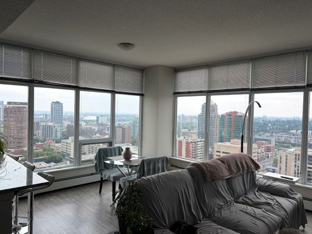 Executive-Penthouse-Suite in Calgary, AB, Kanada, mit Blick auf Stadt und Berge!
