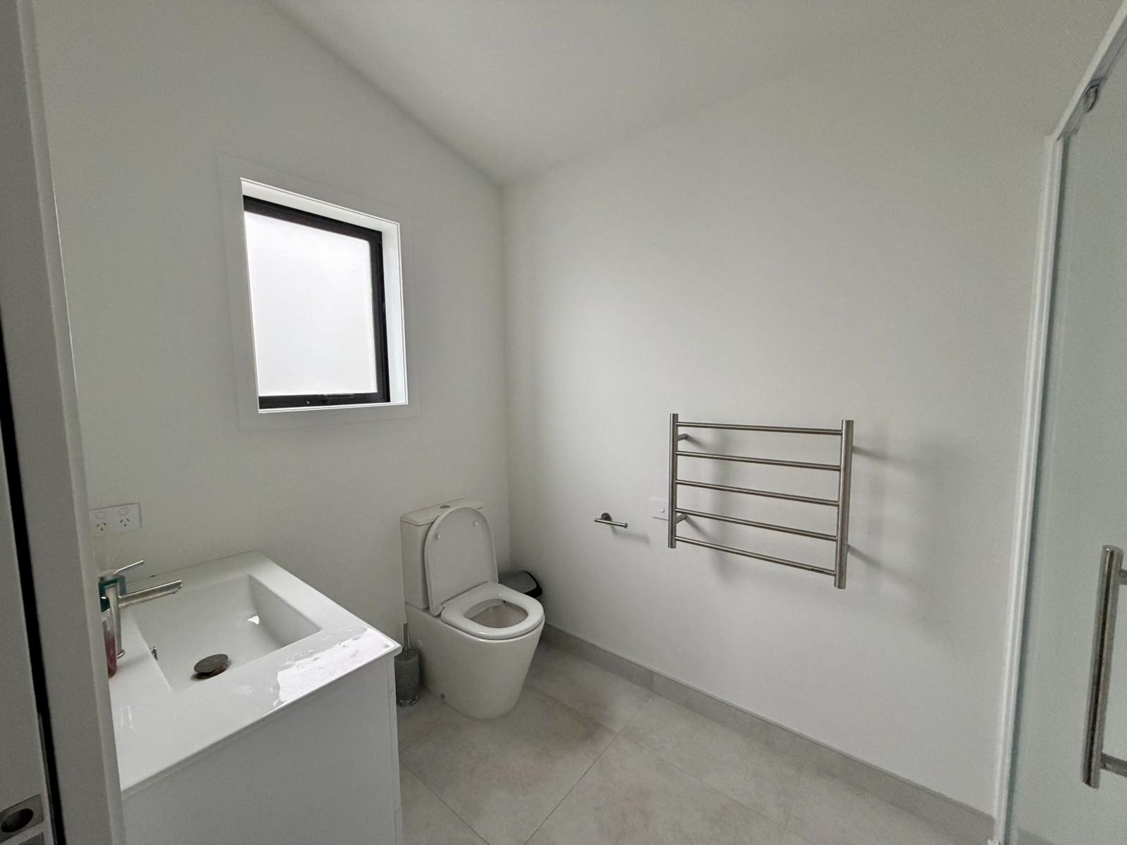 Salle de bain libre avec salle de bains avec kitchenette