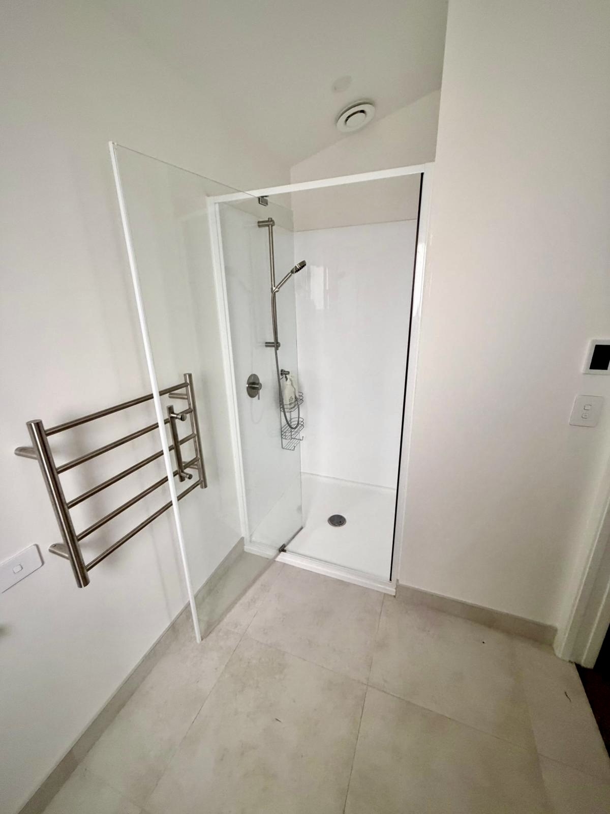 Salle de bain libre avec salle de bains avec kitchenette