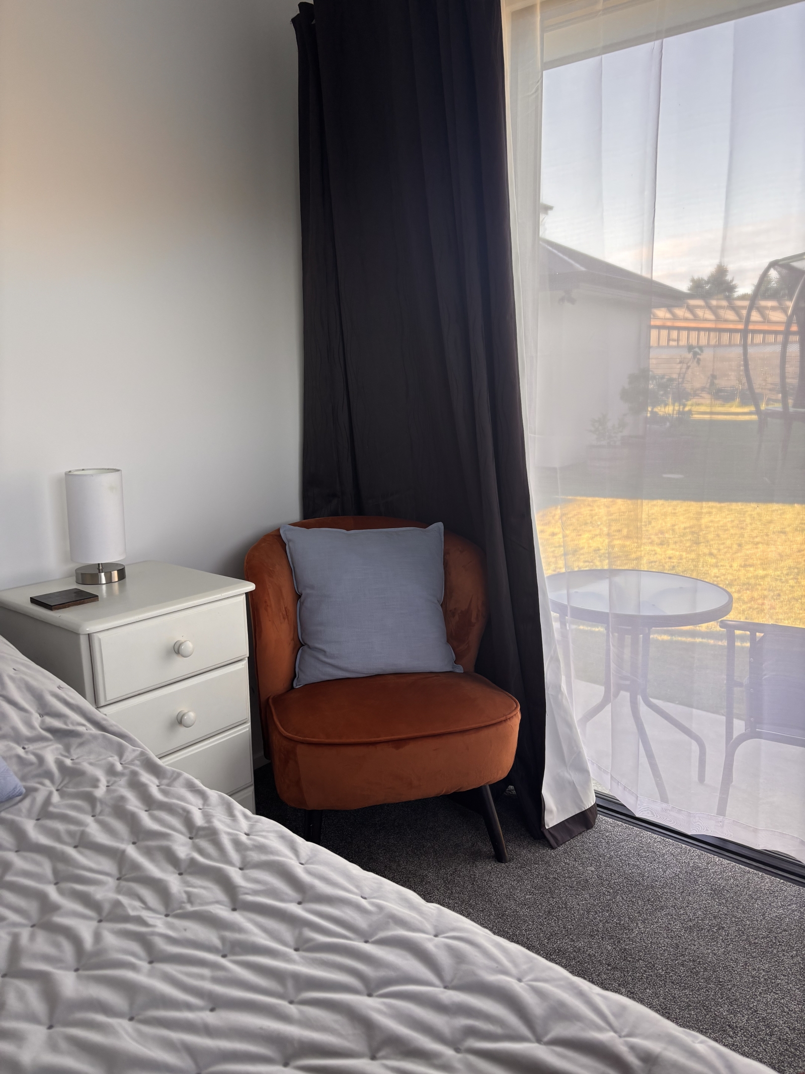 Salle de bain libre avec salle de bains avec kitchenette