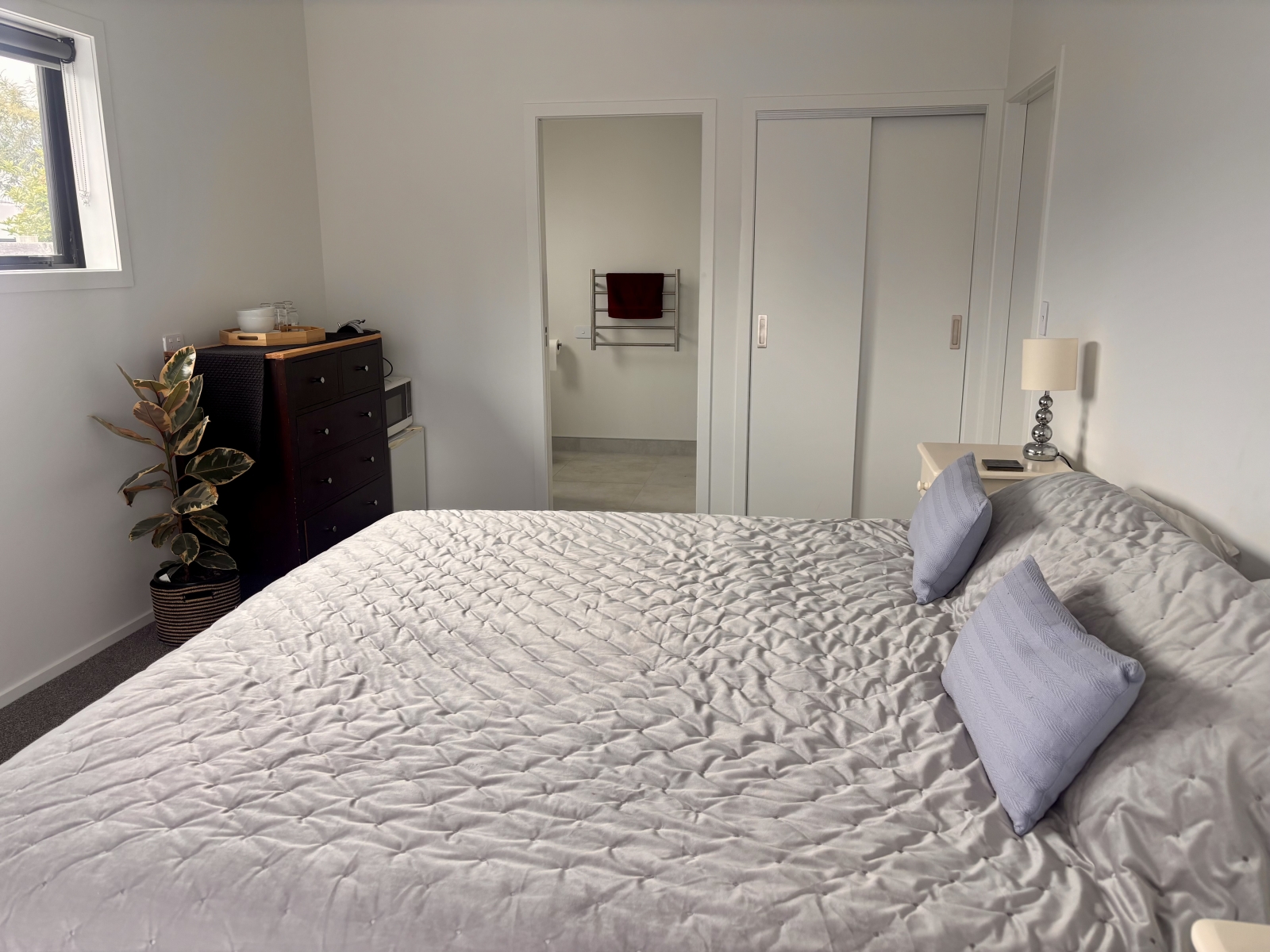 Salle de bain libre avec salle de bains avec kitchenette