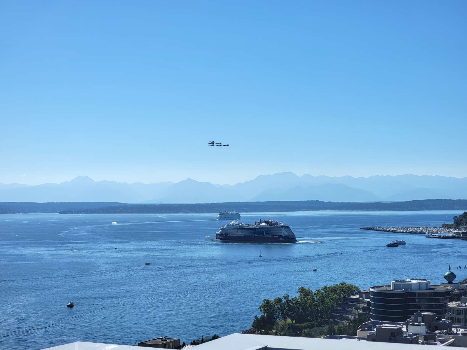 Vollständiger Blick von Weat Seattle zu den Olympischen Spielen und den Cascade Mountains