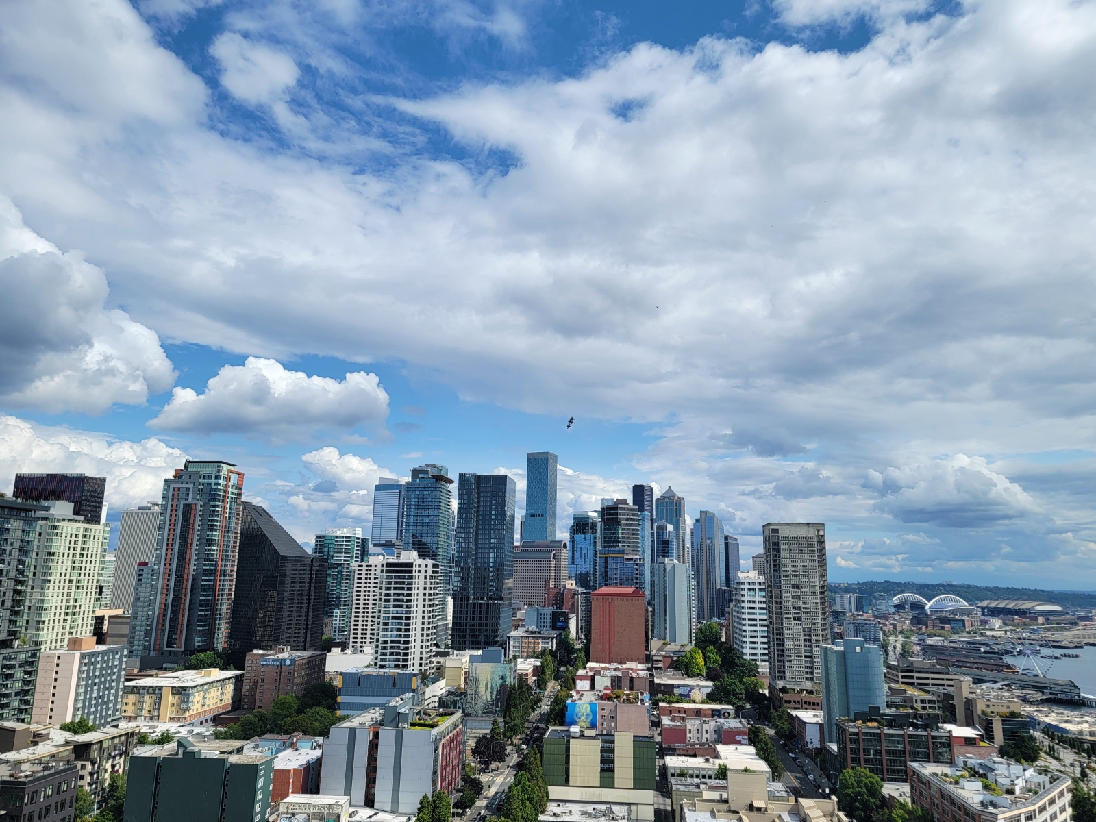 Vollständiger Blick von Weat Seattle zu den Olympischen Spielen und den Cascade Mountains