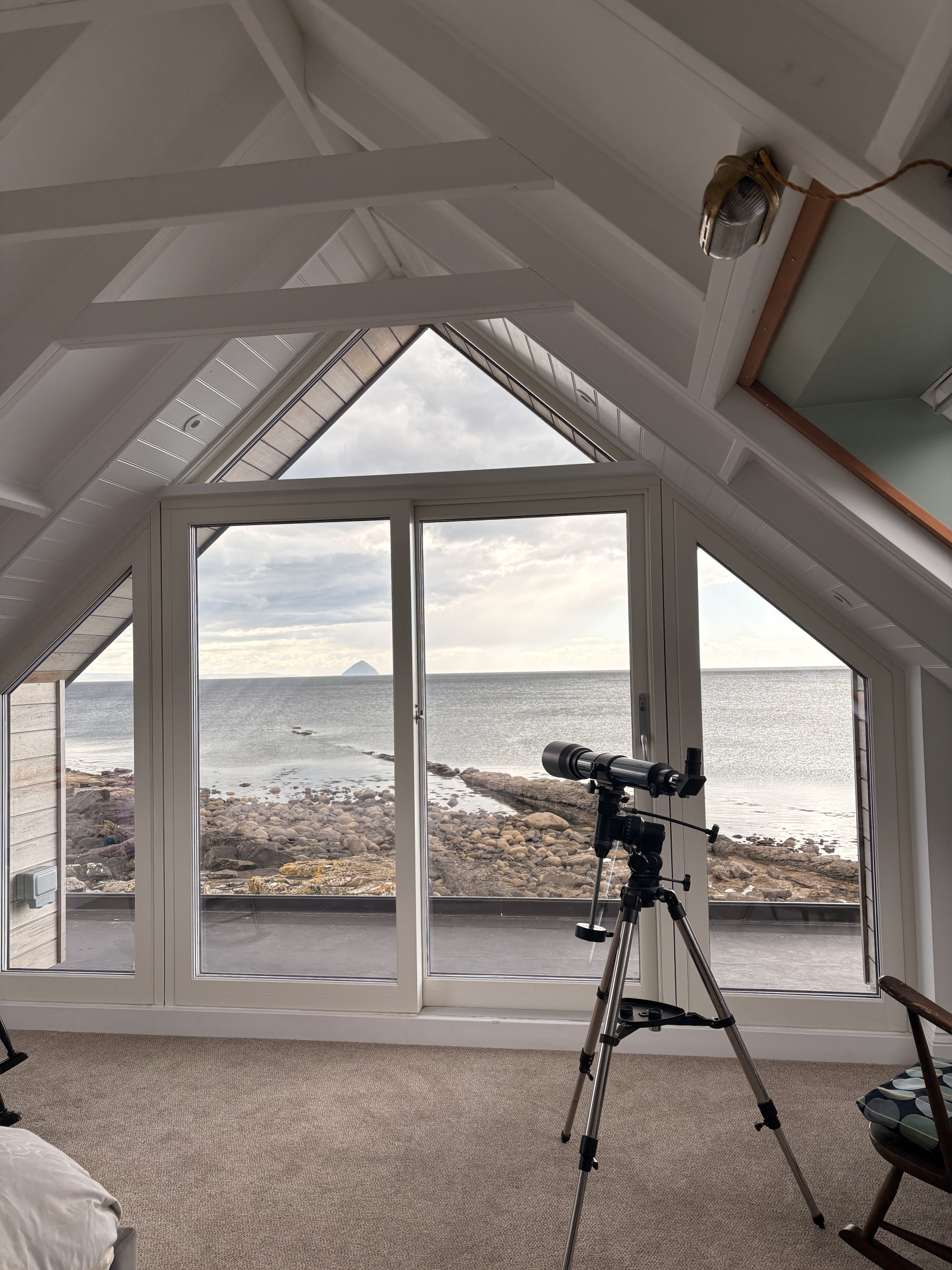 Strandstrand-Cottage auf der schottischen Insel