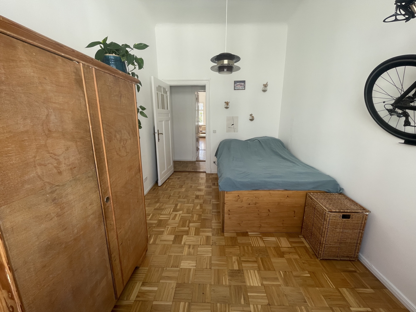 Leo's flat