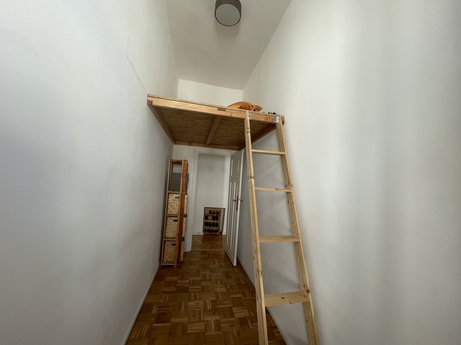 Leo's flat