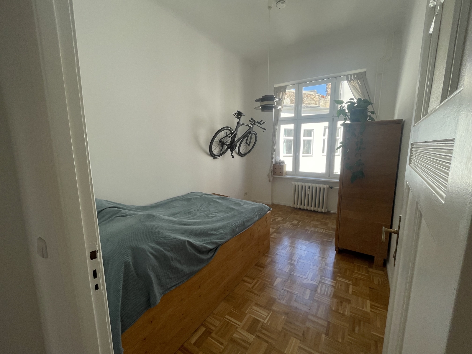 Leo's flat